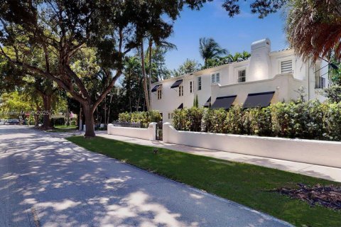 House in Coral Gables, Florida 4 bedrooms, 229.93 sq.m. № 1800847 - photo 3