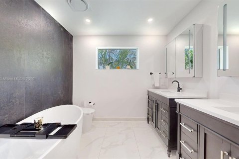 House in Coral Gables, Florida 4 bedrooms, 229.93 sq.m. № 1800847 - photo 16