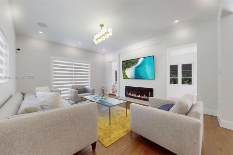 House in Coral Gables, Florida 4 bedrooms, 229.93 sq.m. № 1800847 - photo 29