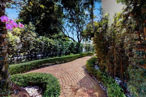 House in Coral Gables, Florida 4 bedrooms, 229.93 sq.m. № 1800847 - photo 6