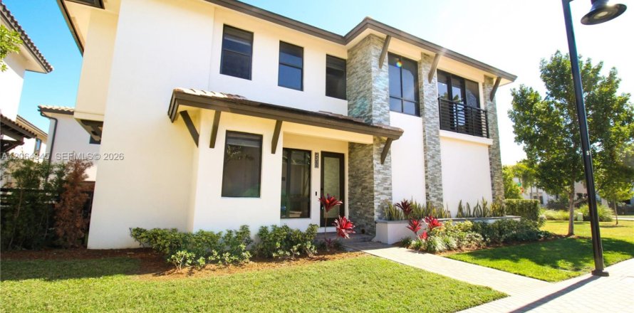 House in Doral, Florida 3 bedrooms, 202.16 sq.m. № 2281909