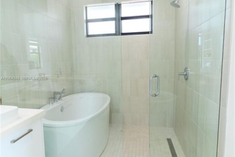 House in Doral, Florida 3 bedrooms, 202.16 sq.m. № 2281909 - photo 18