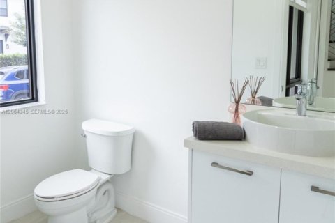 House in Doral, Florida 3 bedrooms, 202.16 sq.m. № 2281909 - photo 11