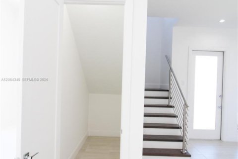 House in Doral, Florida 3 bedrooms, 202.16 sq.m. № 2281909 - photo 9