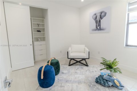 House in Doral, Florida 3 bedrooms, 202.16 sq.m. № 2281909 - photo 25