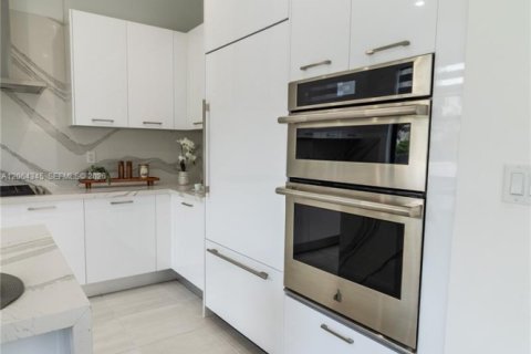 House in Doral, Florida 3 bedrooms, 202.16 sq.m. № 2281909 - photo 8