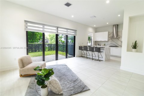 House in Doral, Florida 3 bedrooms, 202.16 sq.m. № 2281909 - photo 3