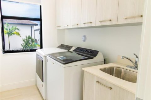 House in Doral, Florida 3 bedrooms, 202.16 sq.m. № 2281909 - photo 21