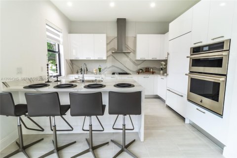House in Doral, Florida 3 bedrooms, 202.16 sq.m. № 2281909 - photo 6