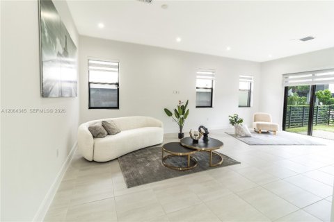 House in Doral, Florida 3 bedrooms, 202.16 sq.m. № 2281909 - photo 2