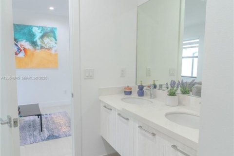 House in Doral, Florida 3 bedrooms, 202.16 sq.m. № 2281909 - photo 27