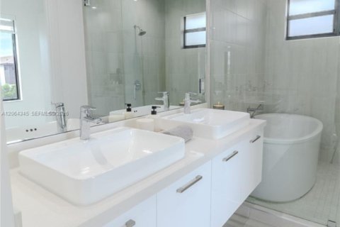 House in Doral, Florida 3 bedrooms, 202.16 sq.m. № 2281909 - photo 17