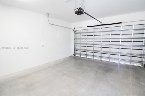 House in Doral, Florida 3 bedrooms, 202.16 sq.m. № 2281909 - photo 29