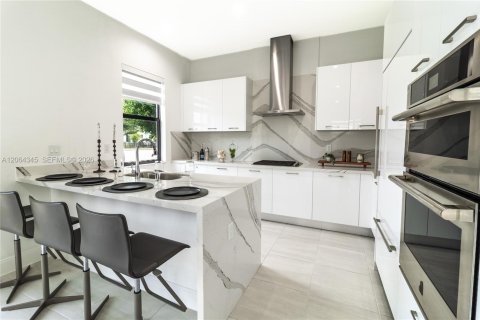 House in Doral, Florida 3 bedrooms, 202.16 sq.m. № 2281909 - photo 5