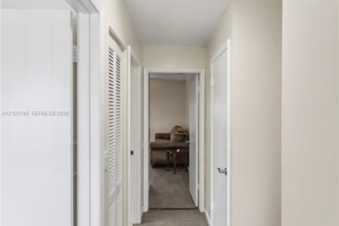 Touwnhouse à vendre à Miami, Floride: 3 chambres, 125.05 m2 № 2414267 - photo 23