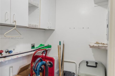 Touwnhouse à vendre à Miami, Floride: 3 chambres, 125.05 m2 № 2414267 - photo 25