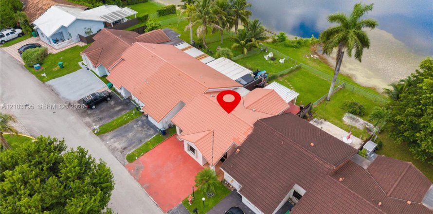 Touwnhouse à Miami, Floride 3 chambres, 125.05 m2 № 2414267