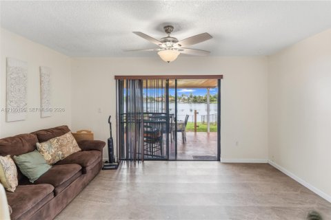 Touwnhouse à vendre à Miami, Floride: 3 chambres, 125.05 m2 № 2414267 - photo 11
