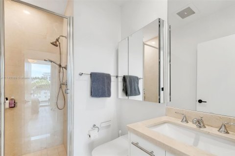 Condo in Miami Beach, Florida, 2 bedrooms  № 1940618 - photo 14