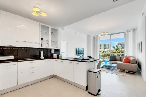 Condo in Miami Beach, Florida, 2 bedrooms  № 1940618 - photo 1