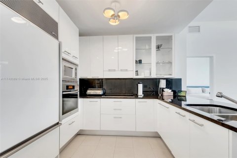 Condo in Miami Beach, Florida, 2 bedrooms  № 1940618 - photo 2