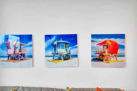 Condo in Miami Beach, Florida, 2 bedrooms  № 1940618 - photo 23