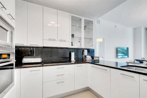 Condo in Miami Beach, Florida, 2 bedrooms  № 1940618 - photo 3