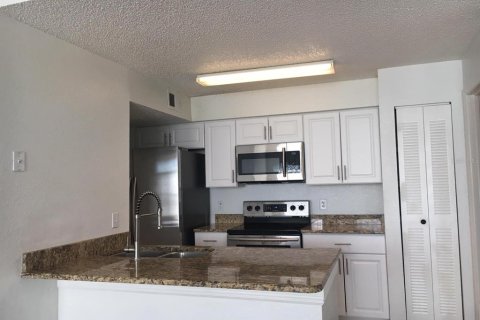 Condo in Kissimmee, Florida, 2 bedrooms  № 1899016 - photo 2