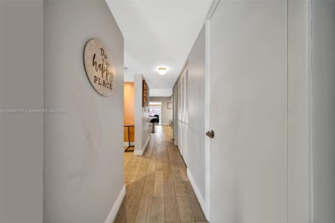 Townhouse in Miami, Florida 2 bedrooms, 119.29 sq.m. № 1839341 - photo 13