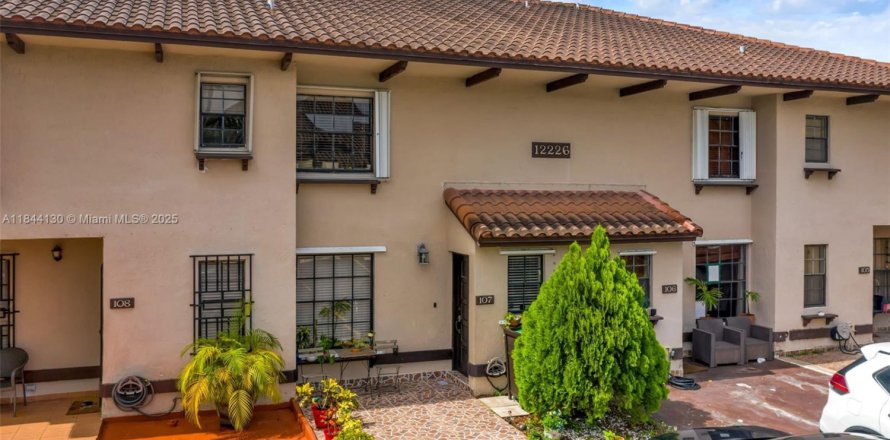 Townhouse in Miami, Florida 2 bedrooms, 119.29 sq.m. № 1839341