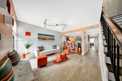 Townhouse in Miami, Florida 2 bedrooms, 119.29 sq.m. № 1839341 - photo 10