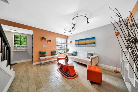 Townhouse in Miami, Florida 2 bedrooms, 119.29 sq.m. № 1839341 - photo 11