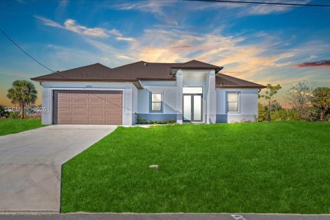 House in Cape Coral, Florida 4 bedrooms, 171.13 sq.m. № 2055222