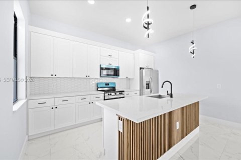 Casa en venta en Cape Coral, Florida, 4 dormitorios, 171.13 m2 № 2055222 - foto 5