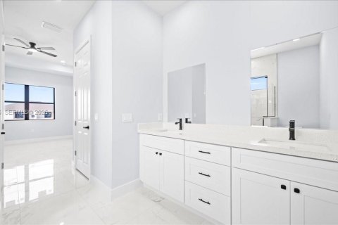 Casa en venta en Cape Coral, Florida, 4 dormitorios, 171.13 m2 № 2055222 - foto 13