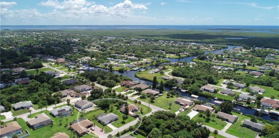 Villa ou maison à Port Charlotte, Floride 2 chambres, 85.19 m2 № 213404