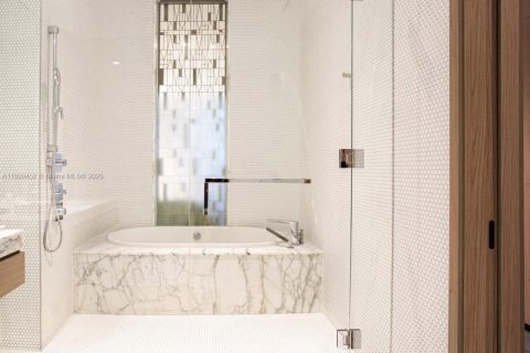 Condo in Miami, Florida  № 2081645 - photo 12