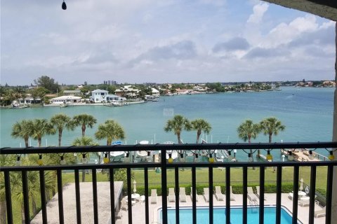 Condo in Treasure Island, Florida, 2 bedrooms  № 1866534 - photo 1