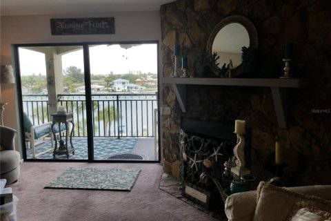 Condo in Treasure Island, Florida, 2 bedrooms  № 1866534 - photo 11
