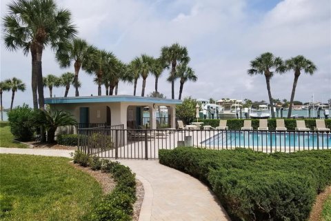 Condo in Treasure Island, Florida, 2 bedrooms  № 1866534 - photo 17