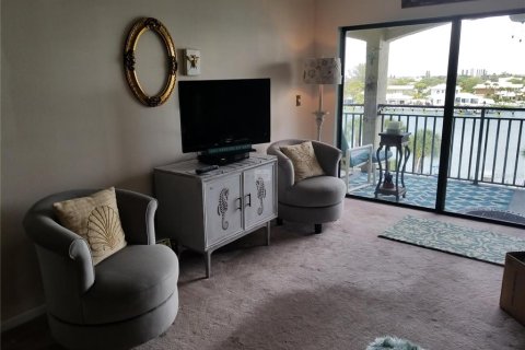 Condo in Treasure Island, Florida, 2 bedrooms  № 1866534 - photo 8
