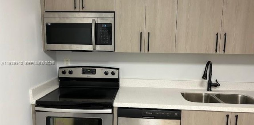 Condominio en Pembroke Park, Florida, 3 dormitorios  № 2000266