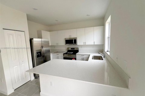Villa ou maison à louer à Homestead, Floride: 3 chambres, 137.77 m2 № 1945924 - photo 3