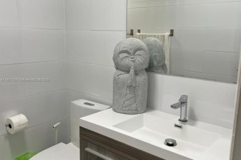 Casa en venta en Miami, Florida, 3 dormitorios № 1936642 - foto 13