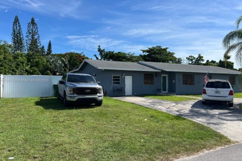 Casa en venta en Miami, Florida, 3 dormitorios № 1936642 - foto 3