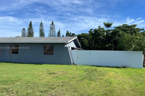 Casa en venta en Miami, Florida, 3 dormitorios № 1936642 - foto 2