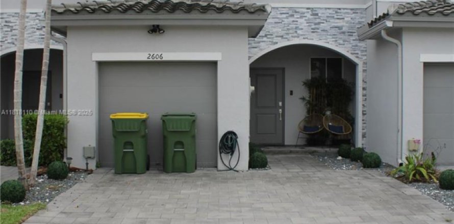 Adosado en Homestead, Florida 3 dormitorios, 133.97 m2 № 1992315