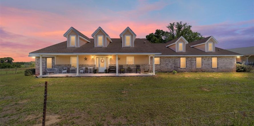 House in Dunnellon, Florida 4 bedrooms, 344.95 sq.m. № 2208375