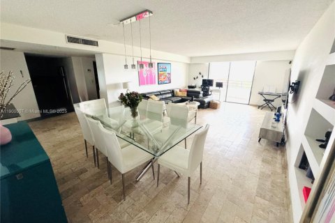 Купить кондоминиум в Халландейл-Бич, Флорида 2 спальни, 130.06м2, № 1968181 - фото 9