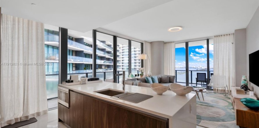 Кондоминиум с 3 спальнями в Майами, Флорида № 1968504